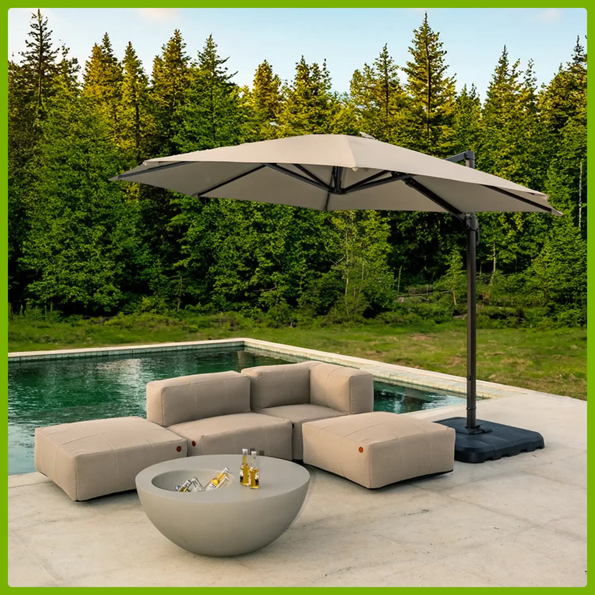 Kit de piscina completo com espreguiçadeiras, puffs e ombrelone no deck ao fim da tarde
