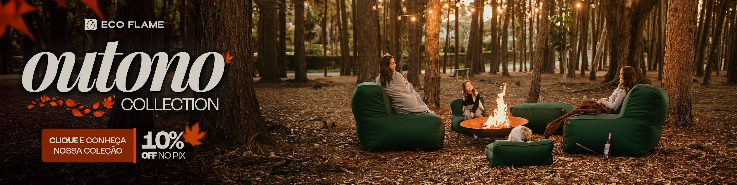 Casal sentado em um sofá cinza em uma sala de estar aconchegante. Eles estão sorrindo e segurando canecas laranja. No fundo, uma estante com livros e objetos decorativos. No topo da imagem, o texto 'Mês dos NAMORADOS' com um coração laranja, e à direita, um banner laranja com o texto 'Site até 35% OFF +30 DIAS PARA TESTAR'. O casal está usando meias coloridas e parecem estar relaxados e felizes.