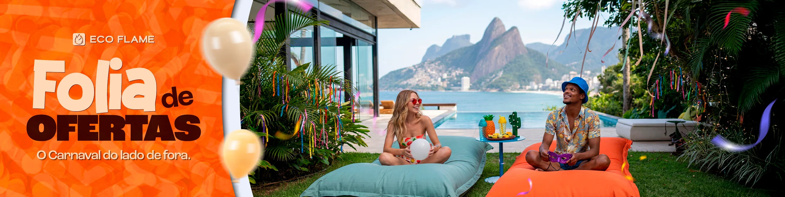Casal sentado em um sofá cinza em uma sala de estar aconchegante. Eles estão sorrindo e segurando canecas laranja. No fundo, uma estante com livros e objetos decorativos. No topo da imagem, o texto 'Mês dos NAMORADOS' com um coração laranja, e à direita, um banner laranja com o texto 'Site até 35% OFF +30 DIAS PARA TESTAR'. O casal está usando meias coloridas e parecem estar relaxados e felizes.